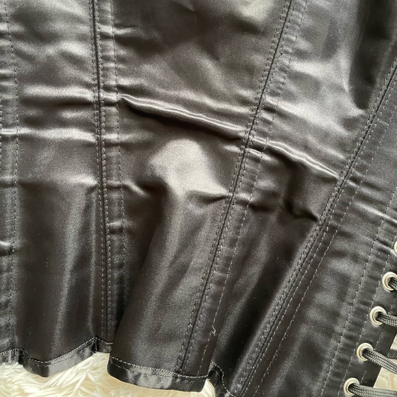 Black Steel Boned Lace Up Corset - Picture 5 of 9